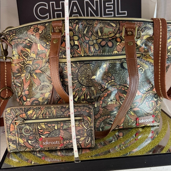 Sakroots Floral Shoulder Bag with Wallet - Brown and Green. Boho - Picture 6 of 14